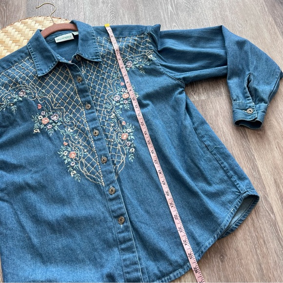 Vintage 90’s cottagecore floral embroidered denim button down‎ shirt - Picture 4 of 6